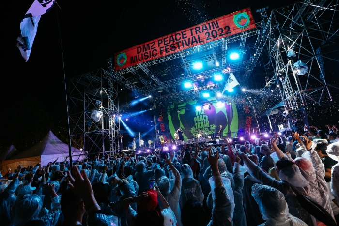지난해 10월, 강원도 철원군 고석정 일대에서 개최된 공간기획형 공연개최 지원공연 ‘DMZ PEACE TRAIN MUSIC FESTIVAL 2022 &#8211; 철원’ 실황사진 (사진=한국콘텐츠진흥원 제공)