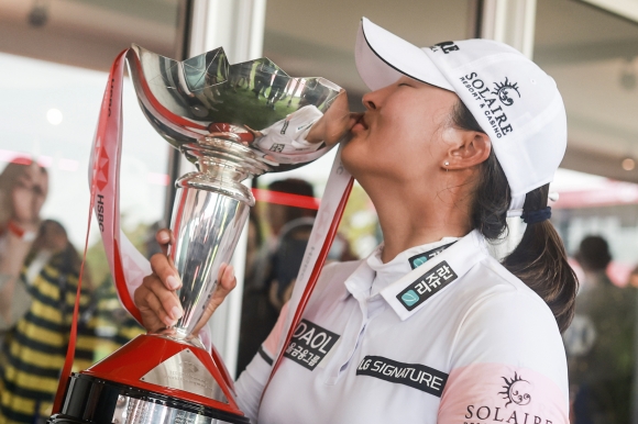 고진영이 미국여자프로골프(LPGA) 투어 HSBC 월드챔피언십에서 2연패 후 트로피에 입맞춤하고 있다. (사진=AP 연합뉴스)