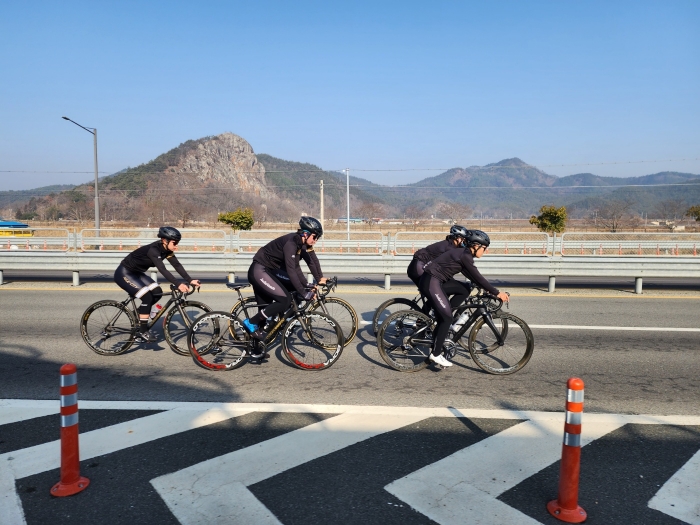 나주시청 사이클 선수들이 강진에서 개최되는 3.1절 기념 싸이클 대회를 앞우고 강진장흥 도로에서 회복 라이딩을 하고 있다.