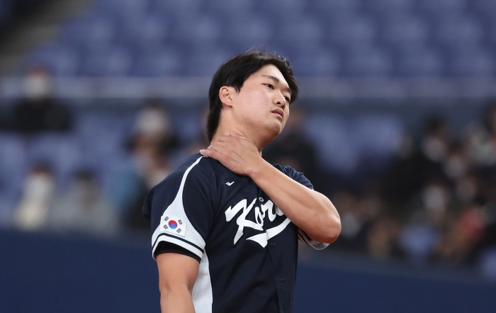 지난 6일 일본 오사카 교세라돔에서 열린 WBC 한국 대표팀과 일본 오릭스 버펄로스와의 연습경기. 8회 말 등판한 고우석이 어깨 통증을 호소하고 있다. (사진=연합뉴스)