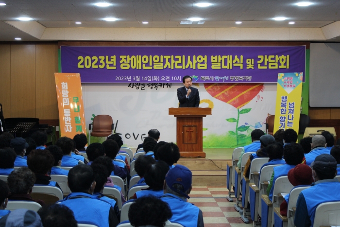 박홍률 목포시장이 지난 14일 목포주안교회에서 장애인종합복지관 장애인 일자리 사업 발대식에서 기념사를 하고 있다.