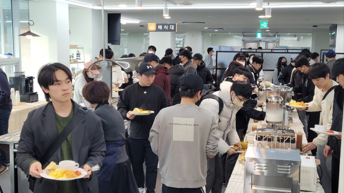 목포대학교 학생 식당에서 학생들이 1천 원 조식을 먹고 있다.