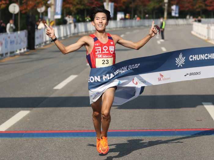 2023 서울마라톤 국내 남자 1위 박민호의 2022 춘천마라톤에서 우승하는 장면 (사진=대한육상연맹 제공)