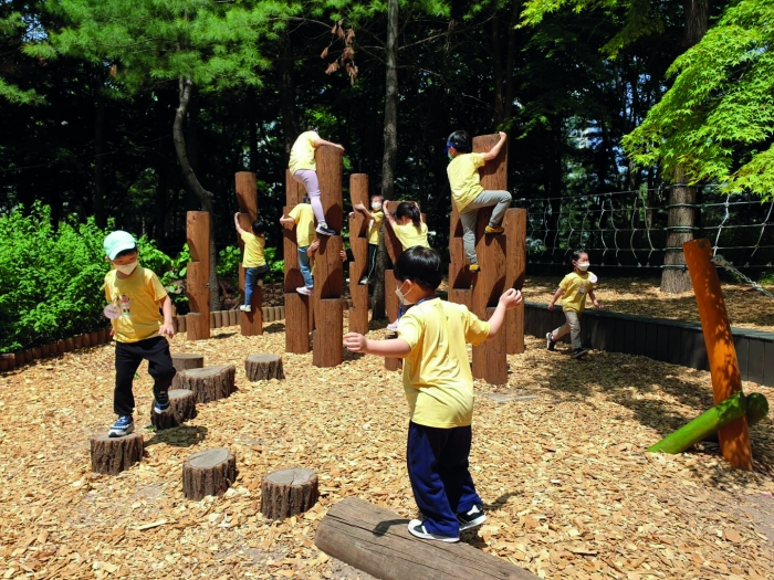 아이들이 유아숲체험원에서 뛰놀고 있는 모습.(서울시)
