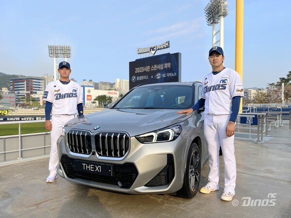 BMW THE NEW X1 와 함께 포즈를 취한 김주원, 송명기(왼쪽부터)