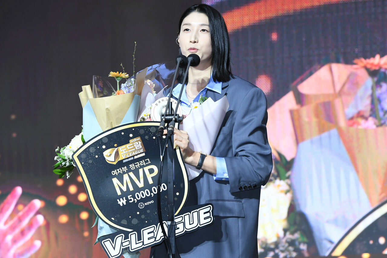 지난 10일 열린 2022~2023시즌 V-리그 시상식. MVP를 수상한 김연경이 수상소감을 말하고 있다. (사진=KOVO)