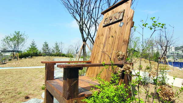 '거인의 정원'에 마련된 초대형 거인의 의자.(서울시)