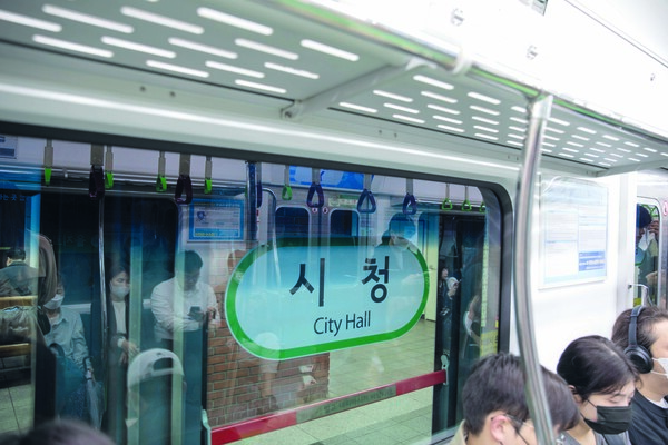 지난 18일 2호선 시청역에 새로 부착된 대형 역명 표지.(서울시)