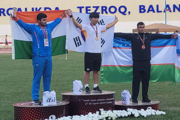 최재노(가운데)가 지난달 30일 우즈베키스탄 타슈켄트에서 열린 제5회 18세 미만 아시아청소년육상선수권 남자 원반던지기에서 우승 후 기념 촬영하고 있다. (사진=대한육상연맹)
