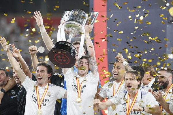 7일(한국시간) 스페인 세비야의 에스타디오 올림피코 데 라 카르투하에서 열린 오사수나와의 2022-2023 스페인 국왕컵 결승에서 승리한 레알 마드리드 선수들이 트로피를 들어올리며 기뻐하고 있다. (사진=EPA 연합뉴스)