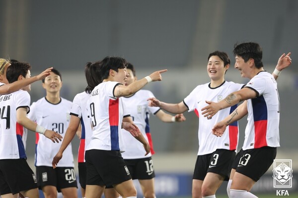지난 4월 11일 경기도 용인미르스타디움에서 열린 여자 축구대표팀 한국과 잠비아의 친선경기 2차전에서 골을 넣은 한국 이금민이 동료들과 기뻐하고 있다. (사진=대한축구협회 제공)