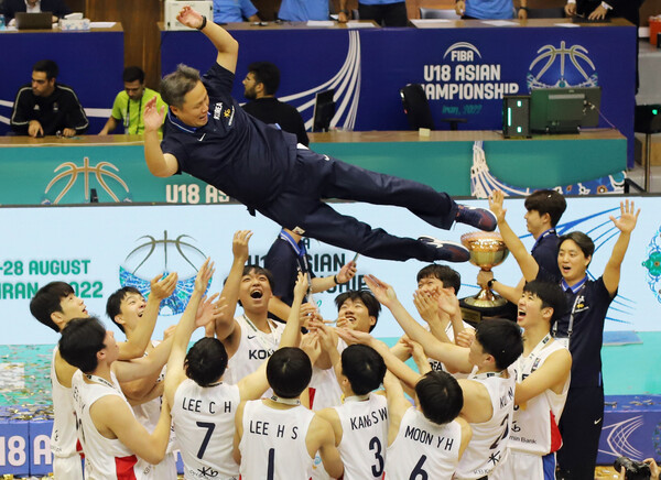 지난해 8월 이란에서 열린 제26회 FIBA 18세 이하(U18) 아시아선수권대회 결승에서 일본을 꺾은 한국 대표팀이 기뻐하고 있다. (사진=연합뉴스 제공)