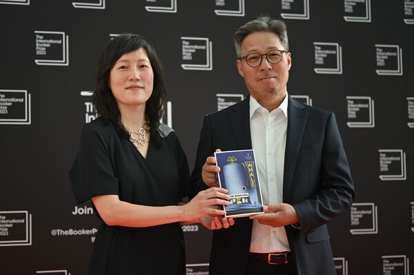 부커 국제상 시상식에 참석한 천명관 작가(오른쪽)와 김지영 번역가(왼쪽). (사진=EPA/연합뉴스)