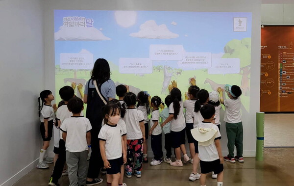 한국마사회 말박물관 인터랙션 콘텐츠를 즐기는 어린이 방문객들. (사진=한국마사회)
