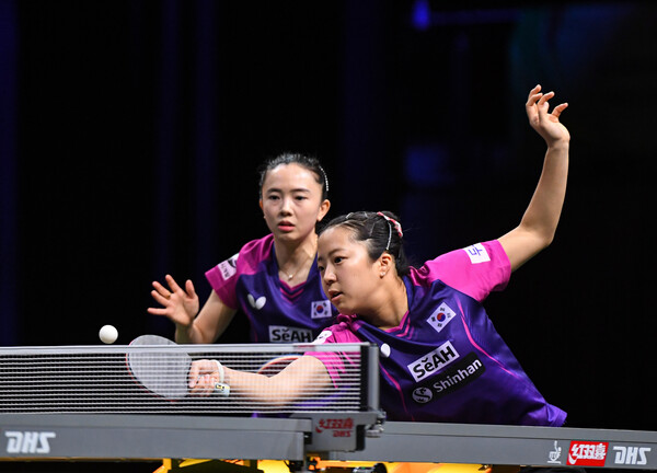 (사진=전지희(왼쪽)와 신유빈이 28일(한국시간) 열린 2023 ITTF 개인전 세계선수권대회 여자복식 결승에서 중국의 천멍-왕이디 조에 패해 은메달을 목에 걸었다. / 신화=연합뉴스)