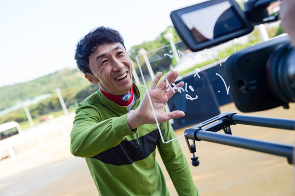 지난달 14일 SBS스포츠 스프린트에 출전한 임기원 기수가 우승 후 카메라를 보고 활짝 웃고있다. (사진=한국마사회)