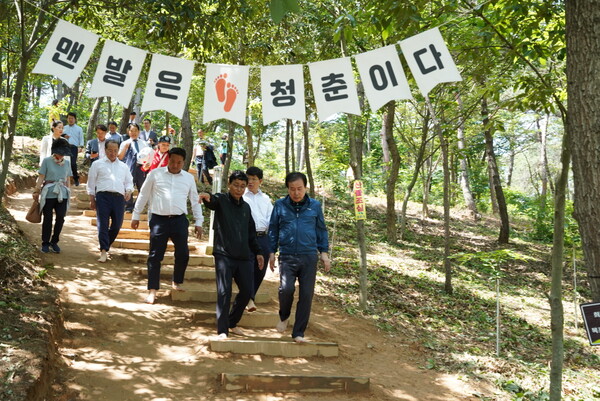 박홍률 목포시장과 시민들이 옥암동 신도심에 위치한 초당산을 맨발로 걸으면서 건강과 힐링의 시간을 함께하고 있다.