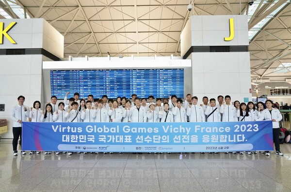 지난 2일 인천국제공항에서 2023 Virtus 글로벌 게임에 참가하는 대한민국 대표 선수단이 단체 사진을 촬영하고 있다. (사진=스페셜올림픽코리아)