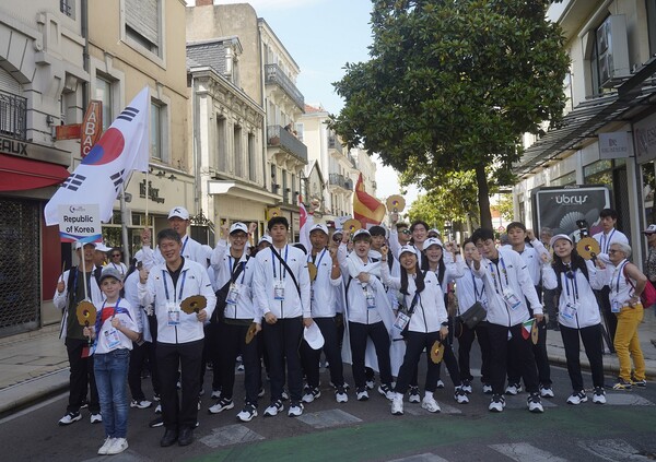‘2023 Virtus 글로벌 게임’의 개막을 알리는 퍼레이드에 대한민국 대표 선수단이 참가해 행진하고 있다. (사진=스페셜올림픽코리아)