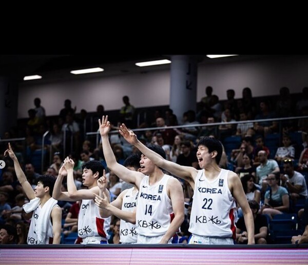 (사진=한국 U-19 남자 농구대표팀이 25일(한국시간) 열린 FIBA U-19 월드컵 조별리그 D조 1차전서 헝가리에 크게 졌다. 사진은 벤치에서 응원 중인 한국 선수들 / 대한민국농구협회 SNS)
