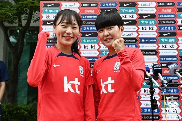 (사진=한국 여자 축구대표팀의 장슬기(왼쪽)와 지소연이 3일 파주 NFC에서 훈련 시작 전 포즈를 취하고 있다. 대표팀은 오는 20일 개막하는 2023 FIFA 호주·뉴질랜드 여자 월드컵에서 16강 진출에 도전한다. / 대한축구협회)