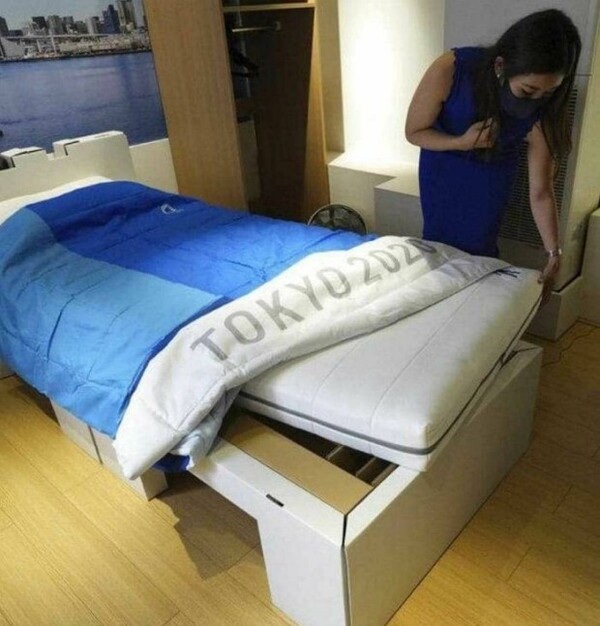 지난 2020 도쿄 하계올림픽에서 선수촌에 설치된 '골판지 침대'의 모습. 관계자가 미리 선보인 침대를 설명하고 있다. (사진=연합뉴스)