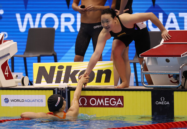 26일 일본 후쿠오카현 후쿠오카의 마린 멧세 후쿠오카에서 열린 2023 국제수영연맹 세계선수권. 혼성 혼계영 400m 예선 경기를 마친 후 이은지가 허연경의 손을 잡고 있다.
