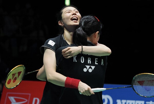 30일(한국시간) 일본 도쿄에서 열린 대회 여자 복식 결승에서 김소영(왼쪽)-공희용 조가 중국 천칭천-지아이판 조를 2-0(21-17, 21-14)으로 꺾고 우승을 차지한 뒤 기뻐하고 있다. (사진=AFP/연합뉴스)