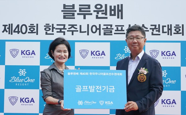 지난 28일 윤재원 블루원 대표이사가 KGA 강형모 회장에게 골프발전기금 8000만 원을 기탁하고 있다. (사진=대한골프협회)