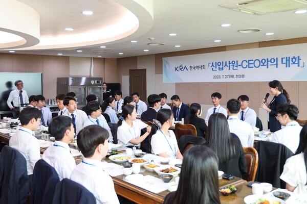 지난달 27일 과천 소재 본사에서 열린 '어서와 회장은 처음이지'에서 한국마사회 정기환 회장과 신입사원들이 CEO와의 대화에서 궁금한 것들을 질문하는 시간을 가졌다. (사진=한국마사회)
