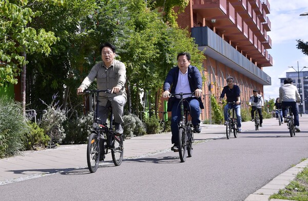 지난 7월 30일(현지시간) 오전 스웨덴 남부항구도시 말뫼에 위치한 세계 최초의 자전거 호텔 쉬켈후세트(Cykelllhuset)를 방문해 호텔을 둘러본 뒤 무인 공유자전거 'Malmö by bike'를 체험해 보고 있다.[광주광역시 제공]