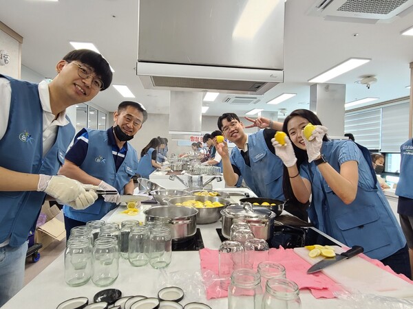 지난 12일 ㈜포스코MC머티리얼즈 임직원 황석현 외 25명이 과일청을 만들고 있다.[광양시 제공]