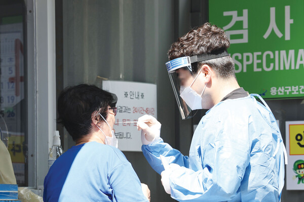 지난달 31일 서울 용산구보건소에 마련된 선별진료소에서 시민이 코로나 19 검사를 받고 있다. (사진=연합뉴스)