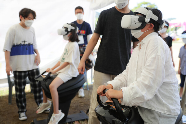 한국마사회의 가상현실 승마체험 프로그램에 참여 중인 관람객들. (사진=한국마사회 제공)