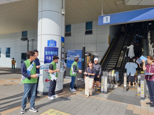 지난 22일 광주환경광단은 송정역 부근에서 광주교통공사, ㈜SR과 함께 ‘청렴·안전 캠페인’을 벌였다.