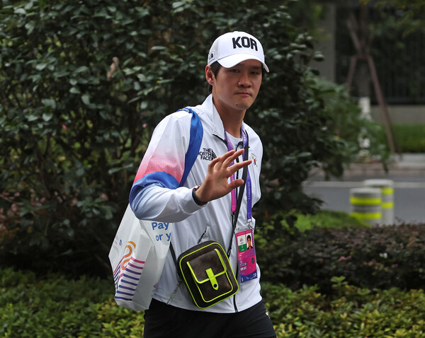 (사진=권순우가 25일 열린 항저우 아시안게임 테니스 남자 단식 2회전에서 태국의 카시디트 삼레즈에게 패해 16강 진출에 실패했다. / 연합뉴스)