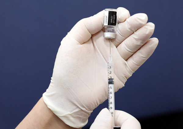 24일 질병관리청은 코로나19 백신의 여유물량을 활용해 국내 제약사 및 연구기관에 코로나19 백신 개발, 연구를 지원한다고 밝혔다. (사진=연합뉴스)