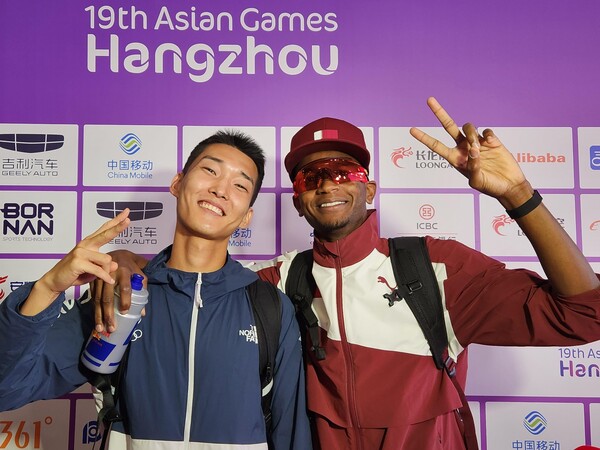 우상혁(왼쪽)과 바르심이 2일 중국 항저우 올림픽 스포츠센터에서 열린 2022 항저우 아시안게임 육상 남자 높이뛰기 예선이 끝난 뒤, 기념 촬영을 하고 있다. (사진=연합뉴스)