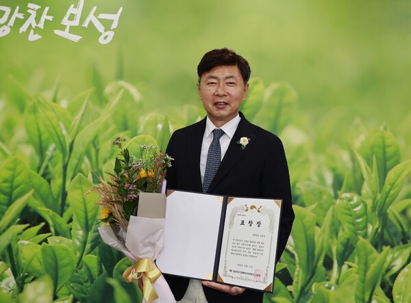 김철우 보성군수가 지난 17일 서울광자에서 열린 '2023 대한힌국 쌀 페스타'에서 녹차미인보성쌀이 대상을 수상, 기념촬영을 하고 있다. 
