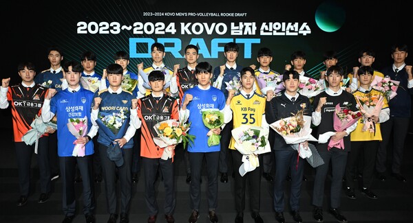 30일 서울 강서구 메이필드 호텔에서 열린 2023~2024 KOVO 남자 신인선수 드래프트. 프로구단의 지명을 받은 20명의 선수들이 기념사진을 촬영하고 있다. (사진=KOVO)