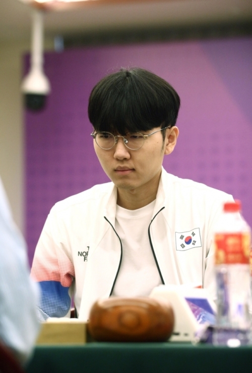 지난달 3일 중국 항저우 치위안 체스홀에서 열린 2022 항저우 아시안게임 바둑 남자 단체전에 출전한 신진서 9단이 중국 양딩신과 대국하고 있다. (사진=연합뉴스)