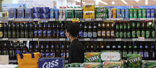 올해 3분기 국내 가정용 맥주 시장에서 오비맥주의 카스가 가장 많이 판매된 것으로 나타났다.  사진은 대형마트 맥주 판매대.(연합뉴스)