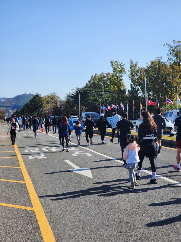 제23회 순천 남승룡마라톤대회에 참가한 사람들이 코스를 달리고 있다.