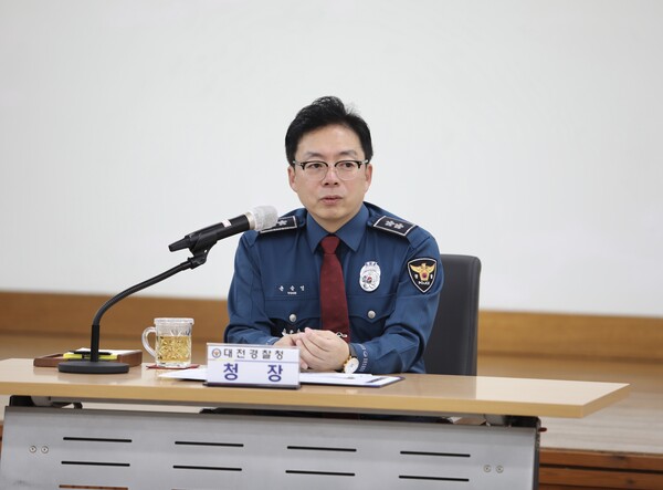 윤승영 대전경찰청장이 둔산경찰서를 방문하고 있다