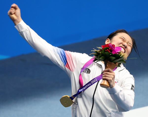 지난달 7일 중국 항저우 빈장체육관에서 열린 항저우 아시안게임 배드민턴 여자 단식 결승에서 금메달을 획득한 한국 안세영이 기뻐하고 있다. (사진=연합뉴스)