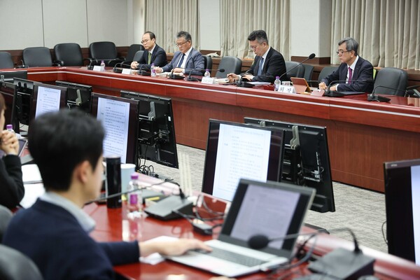 지난 17일 본관 대회의실에서 개최된 한국마사회 제3차 디지털 혁신 위원회에서 위원들이 개편안 등 주요 안건을 놓고 열띤 토론을 벌이고 있다. (사진=한국 마사회)