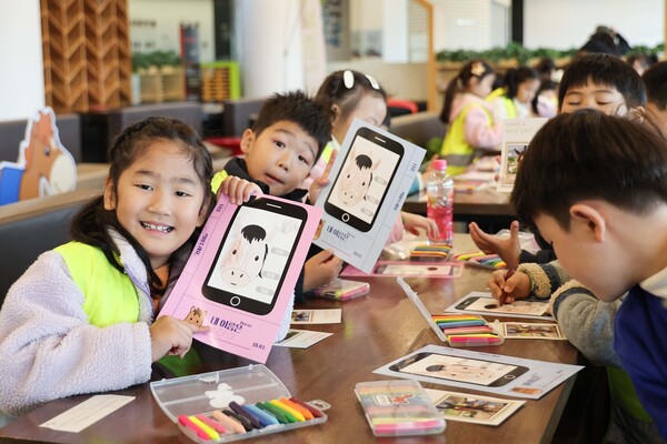 지난 22일 렛츠런파크 서울에서 열린 디지털 포용 캠페인 ‘렛츠런 올림픽’에 참가한 어린이들이 자신이 색칠한 말 사진을 들고 기념사진을 찍고 있다. (사진=한국마사회)