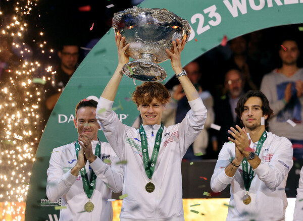 이탈리아 테니스 대표팀의 얀니크 신네르(가운데)가 27일 스페인 말라가에서 끝난 2023 데이비스컵 테니스 대회 파이널스 결승(2단식·1복식)에서 호주를 제치고 우승한 뒤 열린 시상식에서 환호하고 있다. (사진=AP/연합뉴스)