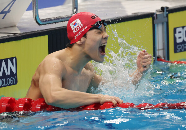 지난 25일 중국 항저우 올림픽 스포츠센터 수영장에서 열린 2022 항저우 아시안게임 수영 이틀째, 남자 자유형 50ｍ 결승에서 금메달 획득한 지유찬이 환호하고 있다. (사진=연합뉴스)