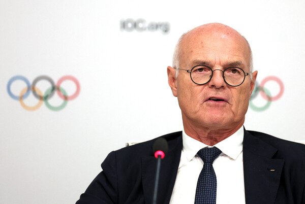 (사진=칼 스토스 IOC 위원이 30일(한국시간) 열린 IOC 집행위원회 회의 뒤 프랑스 알프스와 미국 솔트레이크시티가 각각 2030년과 2034년 동계 올림픽 개최 단독 후보지가 됐음을 알리고 있다. / AFP=연합뉴스)